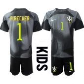 Brazilië Alisson Becker #1 Keeper Thuis tenue voor kinderen WK 2022 Korte Mouwen (+ broek)
