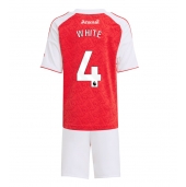 Arsenal Ben White #4 Thuis tenue voor kinderen 2025-26 Korte Mouwen (+ broek)