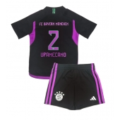Bayern Munich Dayot Upamecano #2 Uit tenue voor kinderen 2023-24 Korte Mouwen (+ broek)