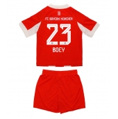 Bayern Munich Sacha Boey #23 Thuis tenue voor kinderen 2025-26 Korte Mouwen (+ broek)