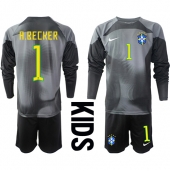 Brazilië Alisson Becker #1 Keeper Thuis tenue voor kinderen WK 2022 Lange Mouwen (+ broek)