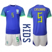 Brazilië Casemiro #5 Uit tenue voor kinderen WK 2022 Korte Mouwen (+ broek)