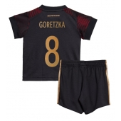 Duitsland Leon Goretzka #8 Uit tenue voor kinderen WK 2022 Korte Mouwen (+ broek)