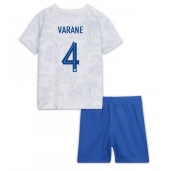 Frankrijk Raphael Varane #4 Uit tenue voor kinderen WK 2022 Korte Mouwen (+ broek)