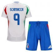 Italië Gianluca Scamacca #9 Uit tenue voor kinderen EK 2024 Korte Mouwen (+ broek)