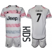 Juventus Federico Chiesa #7 Uit tenue voor kinderen 2023-24 Korte Mouwen (+ broek)