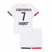 Paris Saint-Germain Khvicha Kvaratskhelia #7 Uit tenue voor kinderen 2025-26 Korte Mouwen (+ broek)